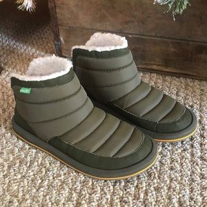 EUC Sanuk puff n chill ankle booties
